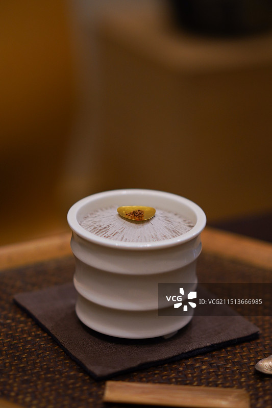 桌子上的香炉隔火熏香沉香金叶片木质香传统文化图片素材