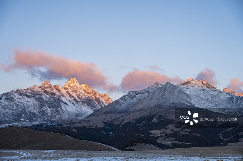 格聂神山峰群日照金山图片素材