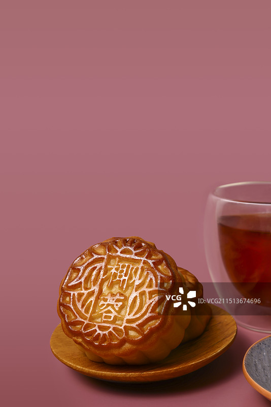 椰蓉月饼和茶图片素材