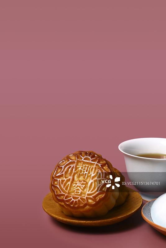 椰蓉月饼和茶图片素材