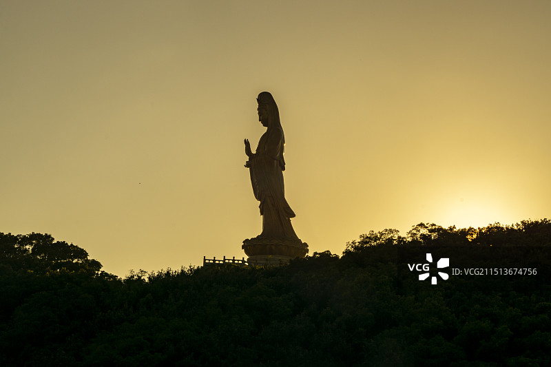 普陀山风景名胜区黄昏时分的南海观音圣像图片素材