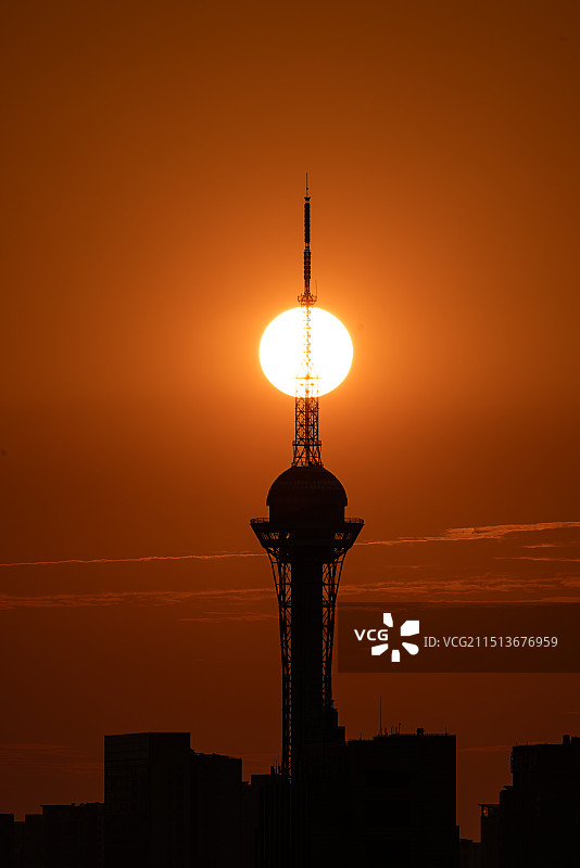 常州武进电视塔日落与悬日图片素材