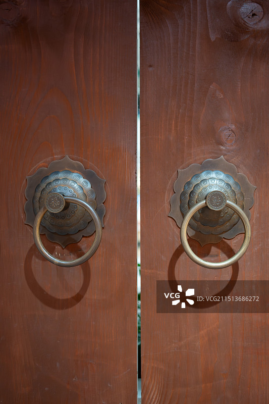 中式大门的门把手铜环特写图片素材