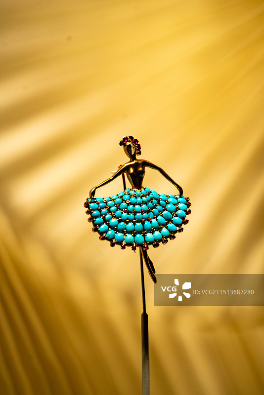 2024广州梵克雅宝珠宝展览舞伶图片素材