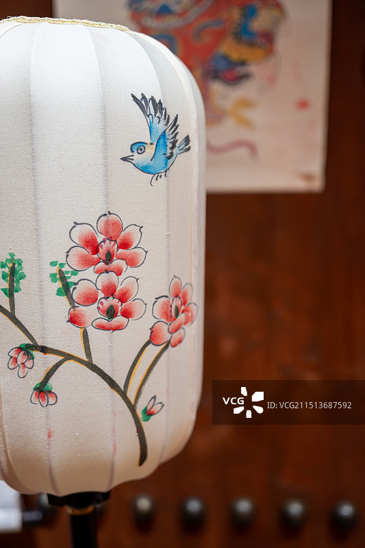 中式灯笼上的花纹梅花特写图片素材