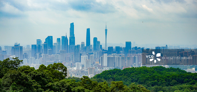 白云山上俯瞰羊城广州，远处是珠江新城的高楼大厦图片素材
