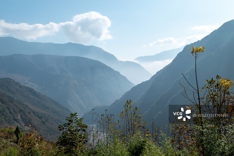 中国四川省阿坝州汶川县耿达镇耕源牧场，高山山谷间雾霭，层峦叠嶂的山脉，有意境的风景图片素材