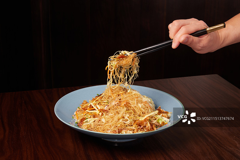 田鱼干炒粉干，中国传统美食筷子夹起展示特写图片素材