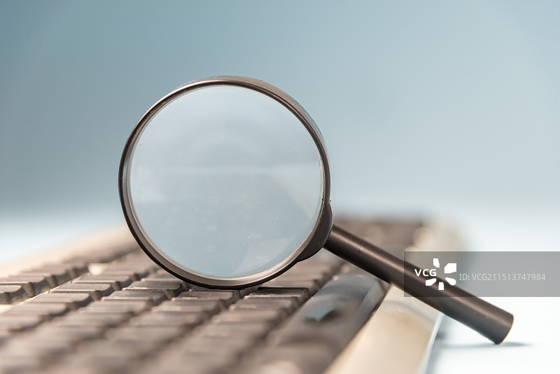 放大镜在电脑键盘上图片素材