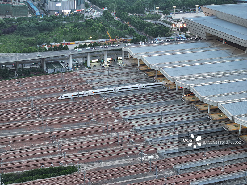 郑州东站高铁出站行驶图片素材