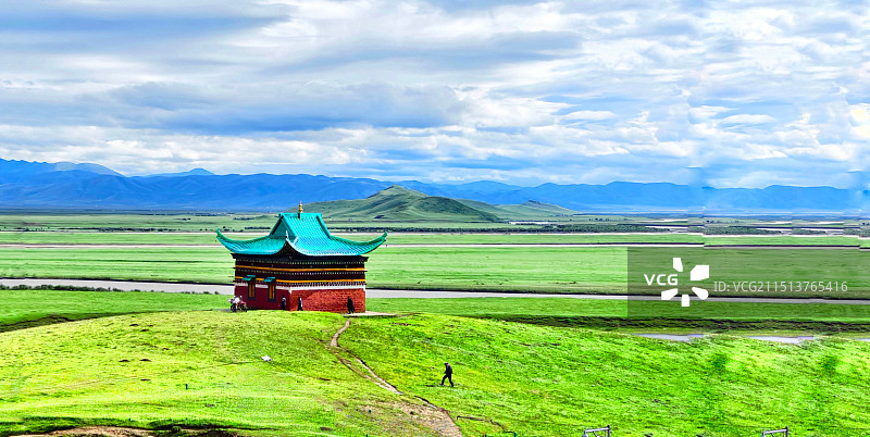 花湖草原上的藏族小寺庙图片素材