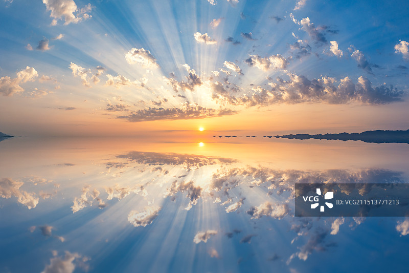 朝霞下的湖面倒影图片素材