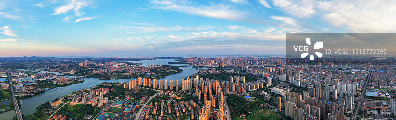 朝霞下的岳阳城市全景图片素材