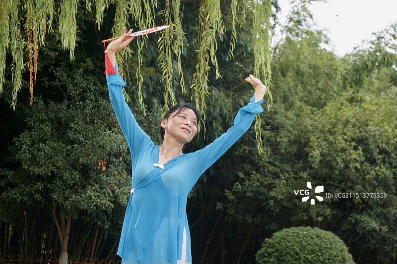 室外古风团扇独舞图片素材