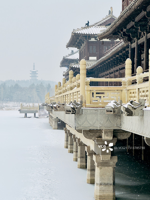 云冈石窟灵岩寺(山西大同)连廊雪景图片素材