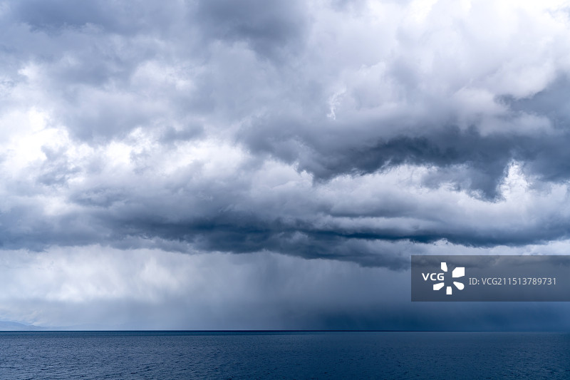 湖面上的暴风雨图片素材