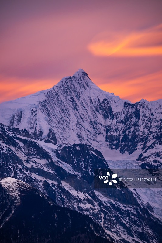 云南迪庆德钦县飞来寺梅里雪山日落晚霞图片素材