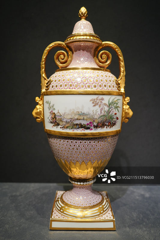 淡紫金点地彩绘描金嵌开光花鸟风景图镀金卷耳狮首瓷瓶，凡尔赛宫，故宫文华殿展览，中法文化交流图片素材