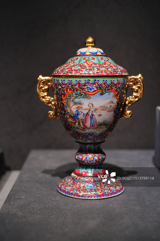 画珐琅开光西洋人物图双耳高足杯，凡尔赛宫，故宫文华殿展览，中法文化交流图片素材