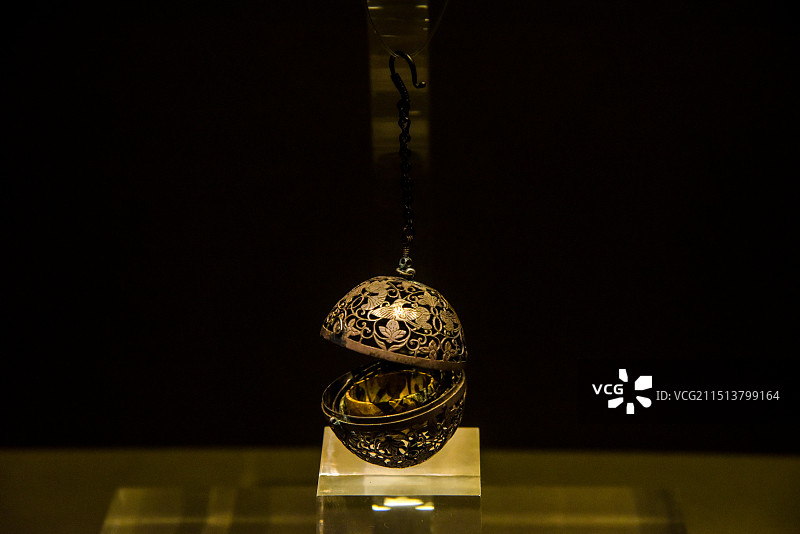 葡萄花鸟纹银香囊 唐 具有传统艺术价值和文化意义的工艺品，通常用于盛放香料或香粉。图片素材