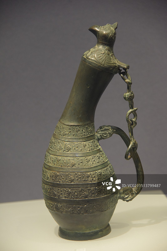 鸟盖瓠壶 战国  壶盖为一只鸟的形状，壶腹呈瓠瓜形，所以称之为鸟盖瓠壶。图片素材
