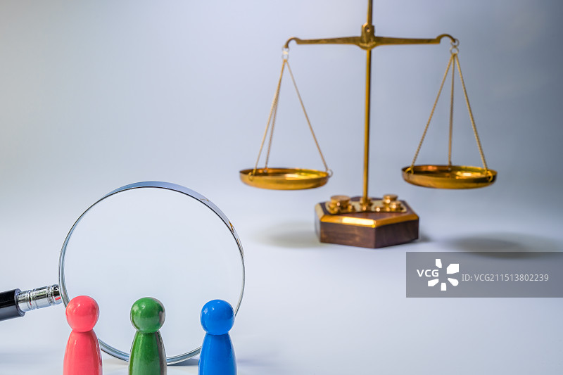 小木人、放大镜、天平与白色背景图片素材