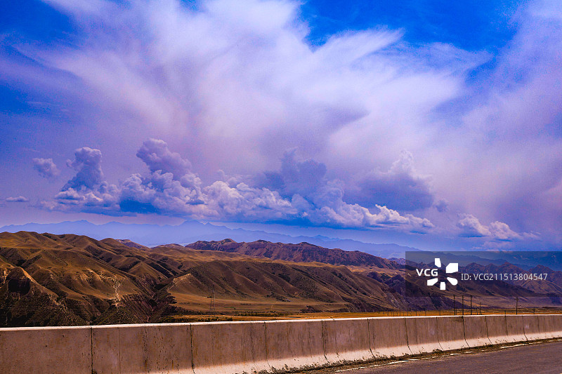 新疆呼图壁县齐古大桥的青山白云丹霞高山风光图片素材