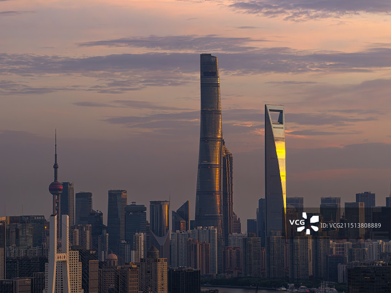 中国上海，陆家嘴金融区，晨曦日出的朝霞图片素材