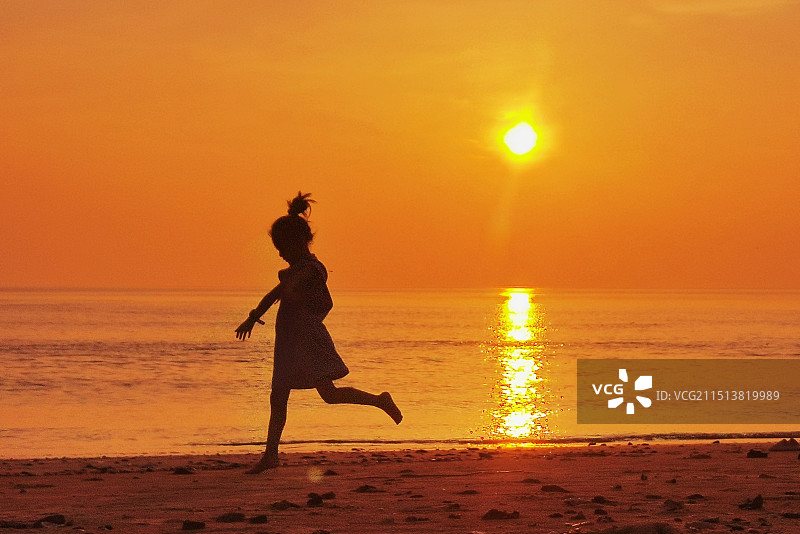 奔跑的女孩图片素材