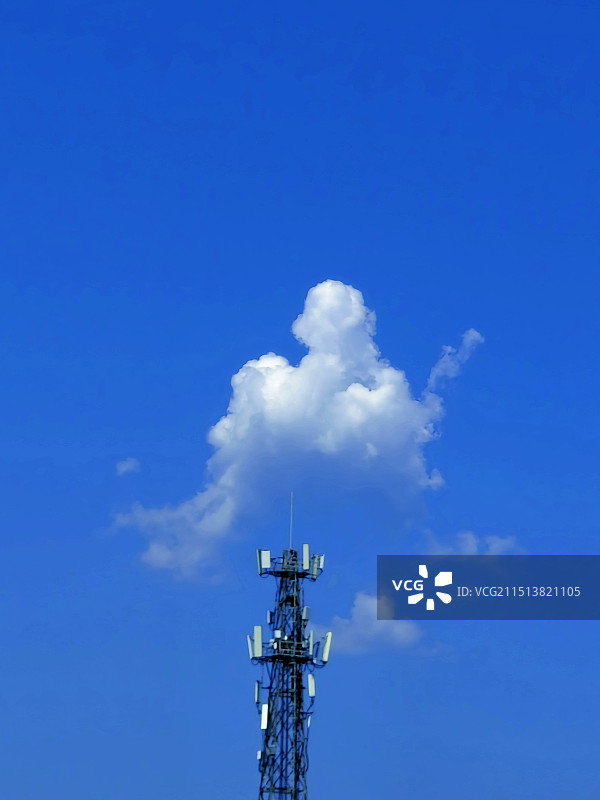 蓝天下通信塔俯视图图片素材