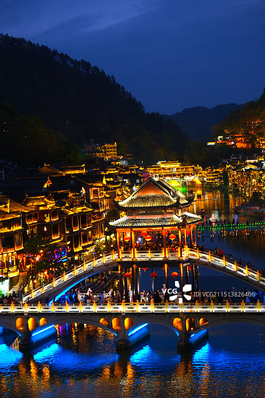 夜间照明建筑物的高角度视图图片素材