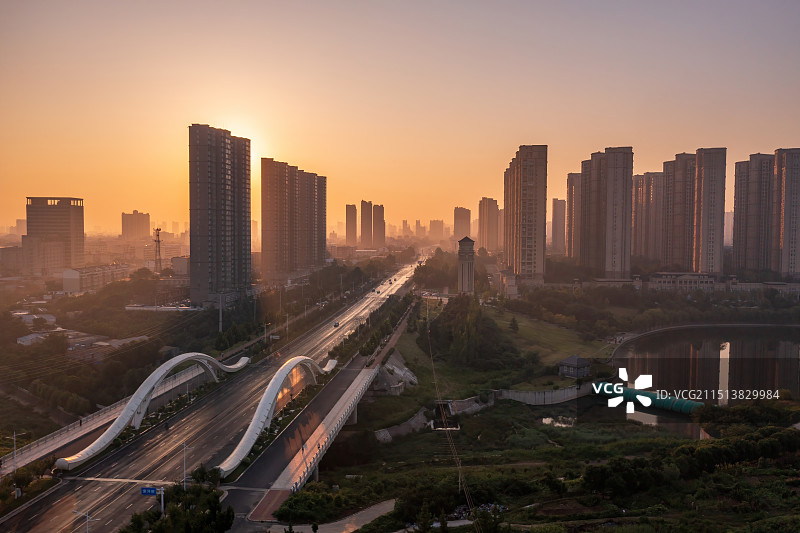 清晨金色阳光下的河南省郑州市荥阳市 索河 天悦湾 老城图片素材