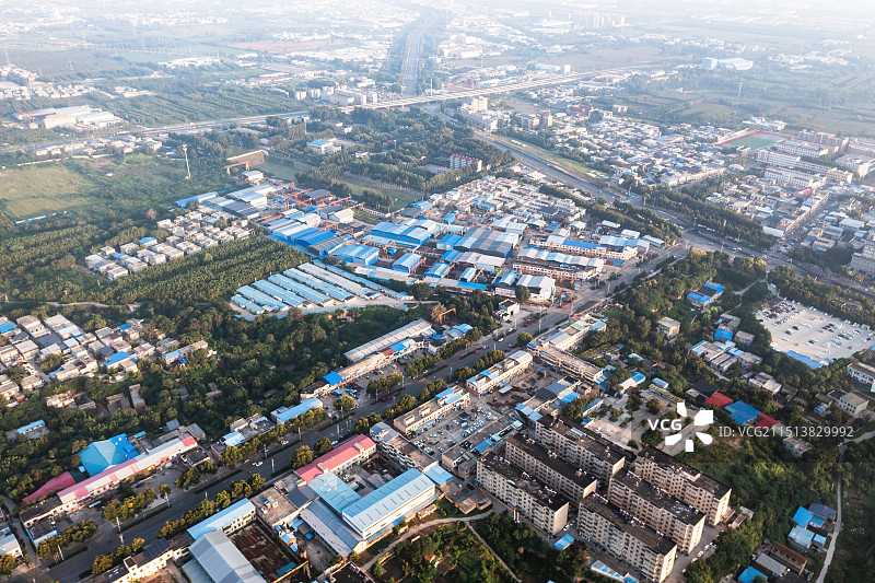 清晨金色阳光下的河南省郑州市荥阳市 索河 天悦湾 老城图片素材