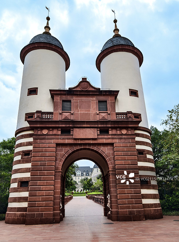 蓝天下的松山湖华为小镇特色建筑正面照图片素材