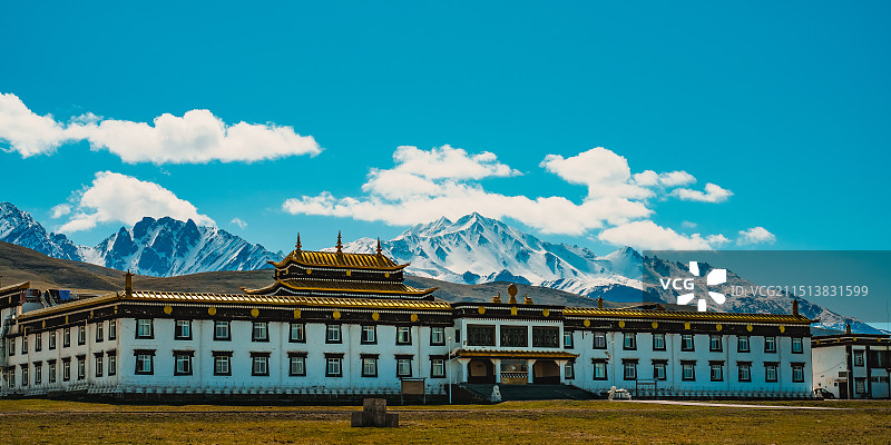 雪山下的寺庙图片素材