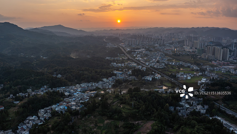 湖北利川城市万家灯火里的夕阳图片素材