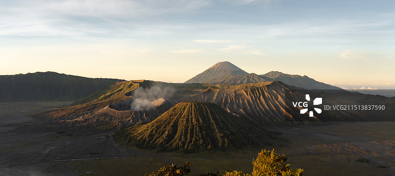 日出时的布罗莫火山群景观图片素材
