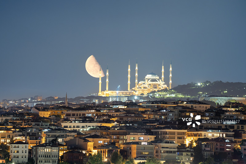 半个月亮升起来图片素材