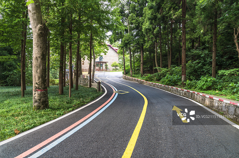 河南信阳鸡公山山间旅游公路、近代别墅群图片素材