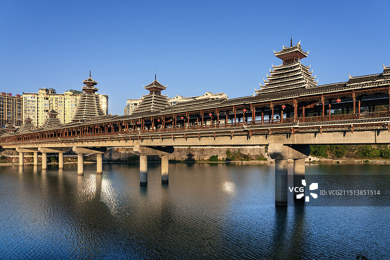 湖南怀化新晃县，具有侗族特色的风雨桥在夕阳下的风姿图片素材