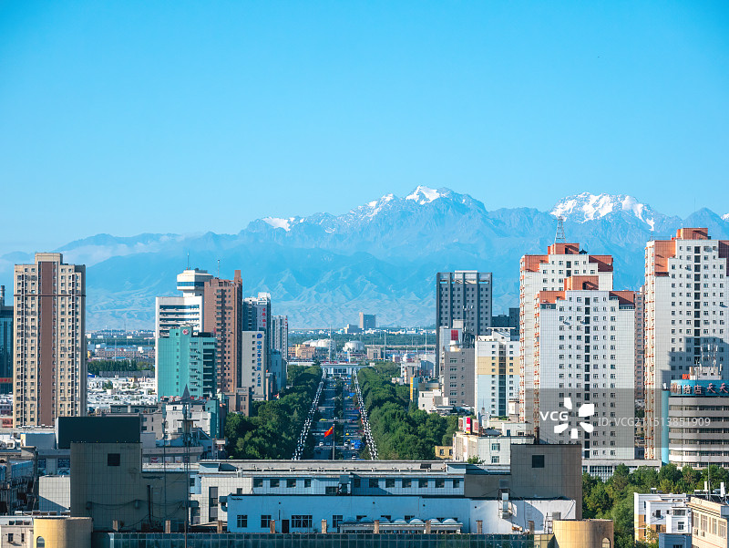奎屯市区看雪山图片素材