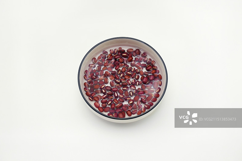 白色背景下泡水的五谷杂粮，泡水的绿豆，黄豆，红豆的特写镜头，杂粮组合，用来做五谷杂粮豆浆的原料图片素材