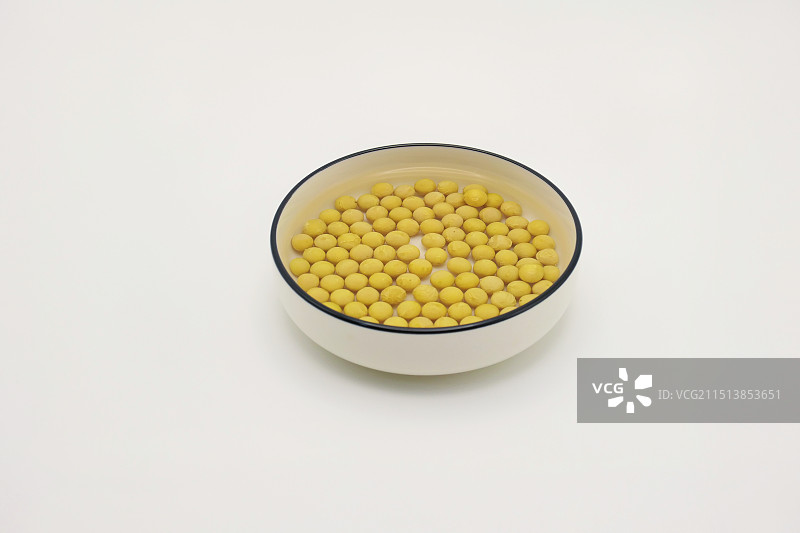 白色背景下泡水的五谷杂粮，泡水的绿豆，黄豆，红豆的特写镜头，杂粮组合，用来做五谷杂粮豆浆的原料图片素材