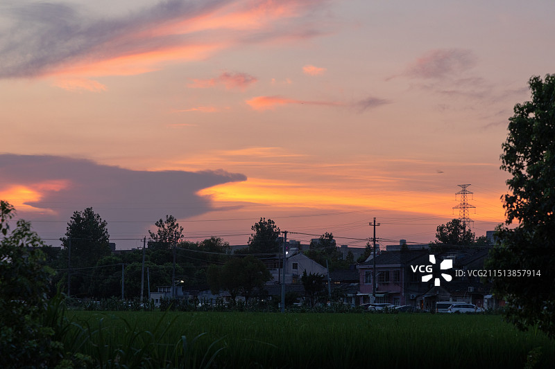 晚霞映照下的村庄图片素材