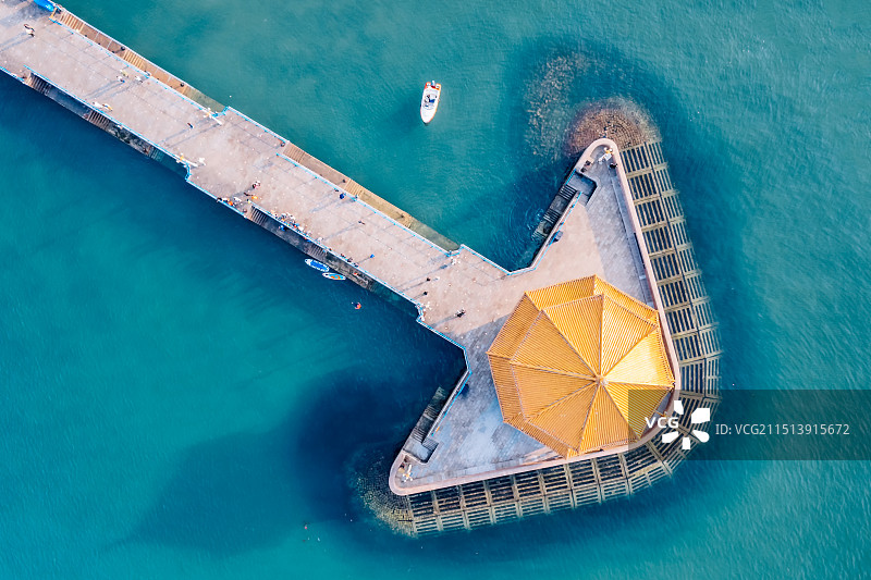 中国山东青岛栈桥回澜阁正上方视角航拍图片素材