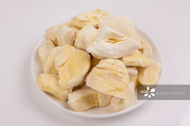 影棚拍摄白色背景冻干榴莲特写热带水果零食图片素材