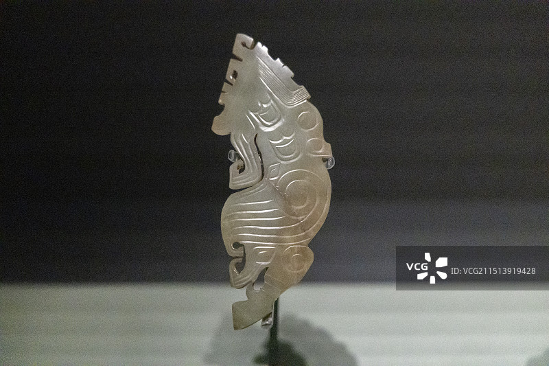 山东博物馆“山东古代文明精粹”展：白玉鹦鹉【商，1985年济南市济阳区刘台子遗址M6出土】图片素材