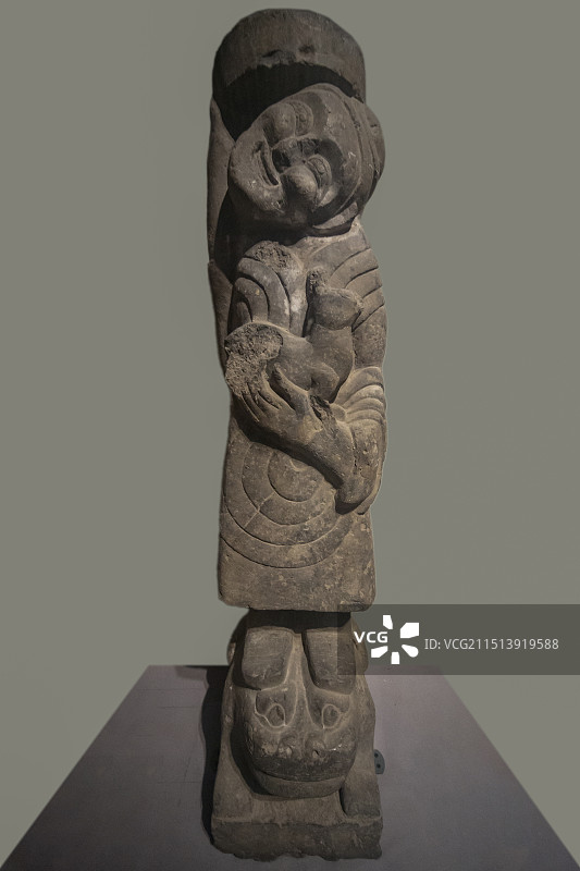 山东博物馆“山东古代文明精粹”展：抱兔石人（东汉，1971年8月花园镇涝沟村收集，郯城县博物馆藏）图片素材