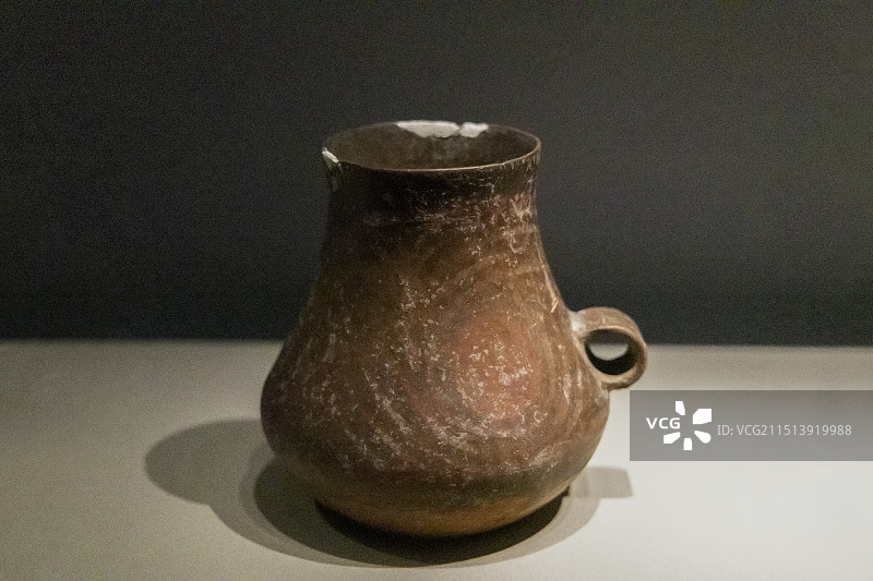山东博物馆“山东古代文明精粹”展：彩陶单耳杯【大汶口文化，1980年东营市广饶县傅家遗址东部出土】图片素材