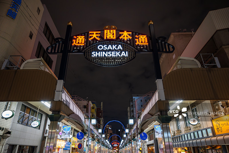日本大阪浪速区通天阁本通商业步行街区夜景图片素材